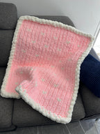 Couverture bébé Petits coeurs de laine